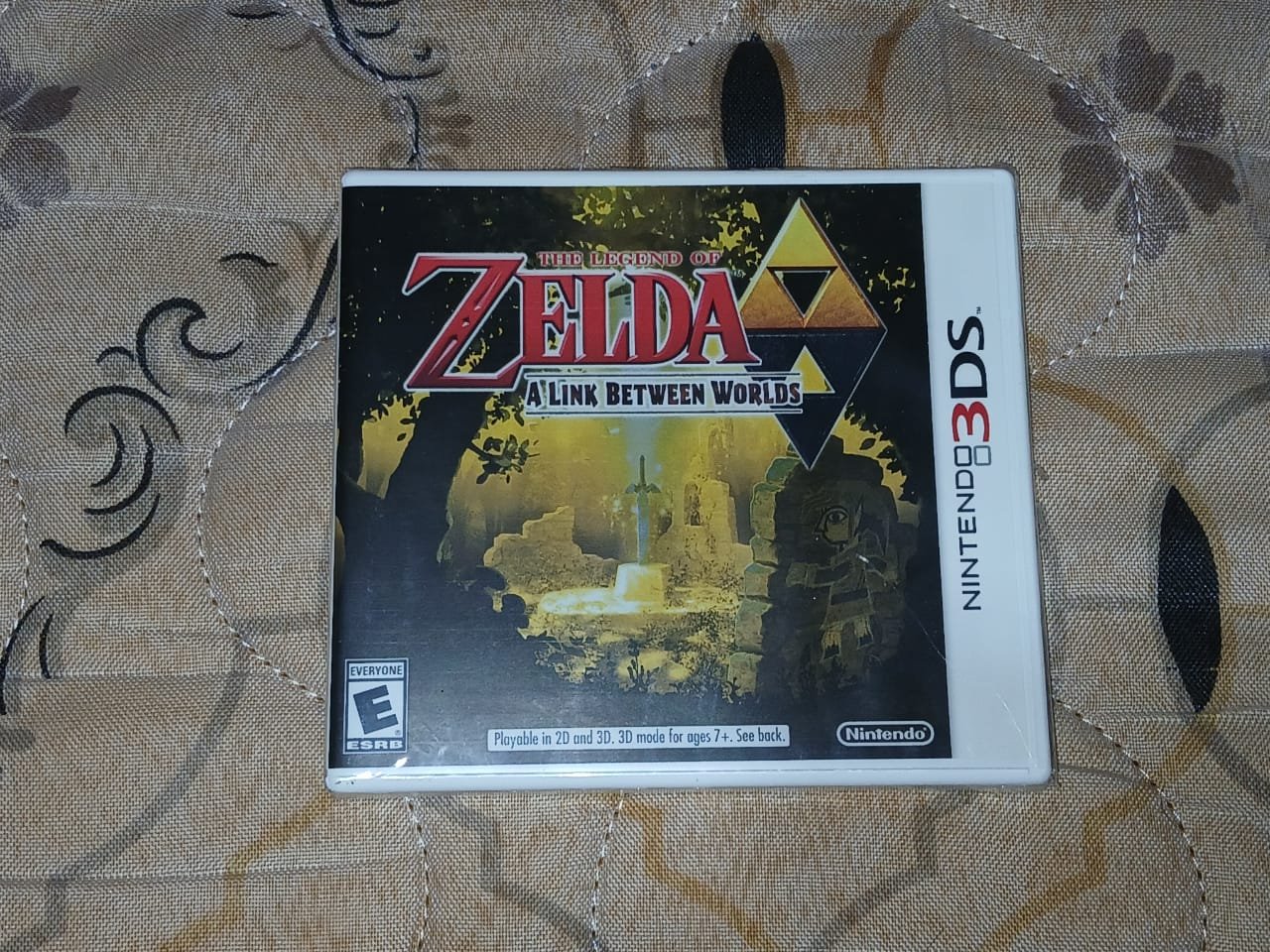 The Legend of Zelda: A Link Between Worlds - Ed Nacional com Luva - Nintendo 3DS